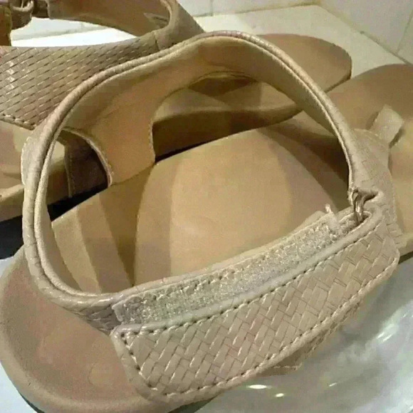 Sandals NWOB women’s 9 cushioned adjustable Beige Sz:40 - Picture 6 of 10